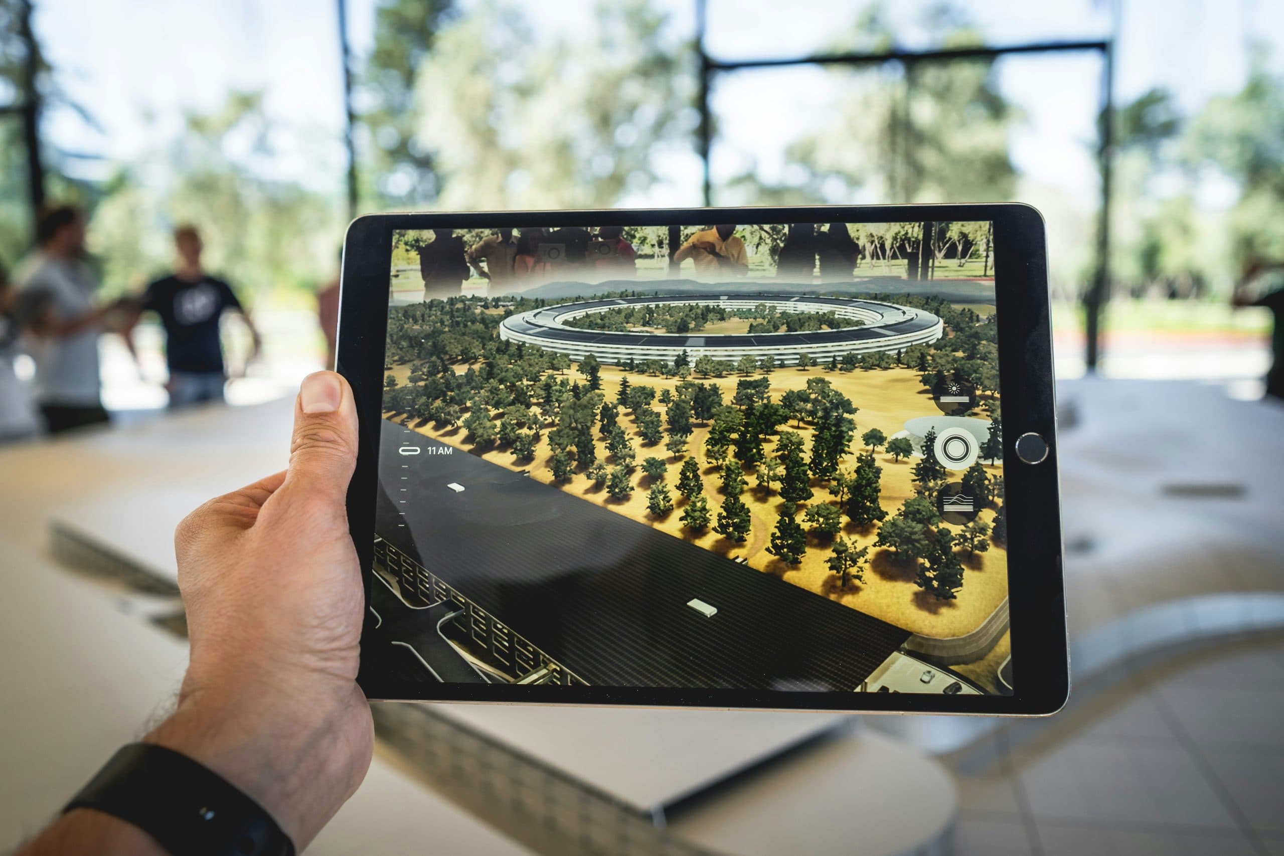 patrick-schneider-87oz2SoV9Ug-unsplash Person Using AR